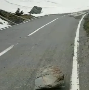 Zăpadă şi blocuri de stâncă pe Transfăgărăşan. Anunţul DRPD Braşov: rămâne închis până la 1 iulie