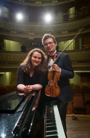 Muzica românilor, cântată astăzi la Braşov, cu un Stradivarius