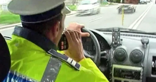 Cu maşina mamei, beat pe Bulevardul Saturn, la o tură cu poliţiştii după el