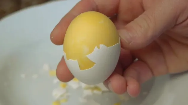 Cum să faci omletă într-un ou fiert fără să-l spargi