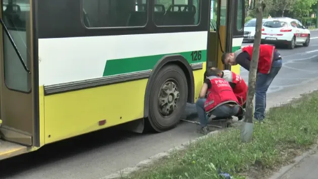 Doi bătrâni răniţi în troleibuz după explozia unei perne de aer 