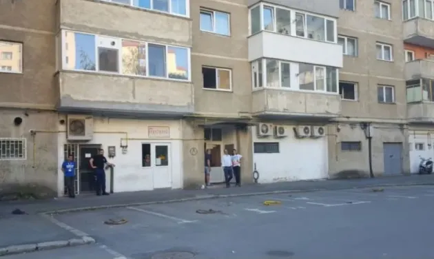S-a închis în balcon și a aruncat în parcare tot ce a găsit 