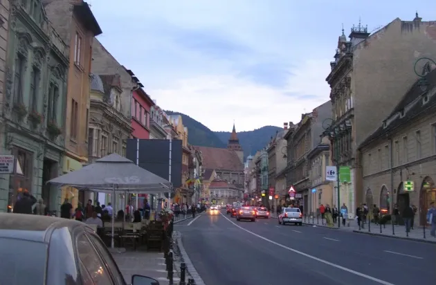 Accidentat în timp ce încerca să traverseze printre maşinile aflate în coloană