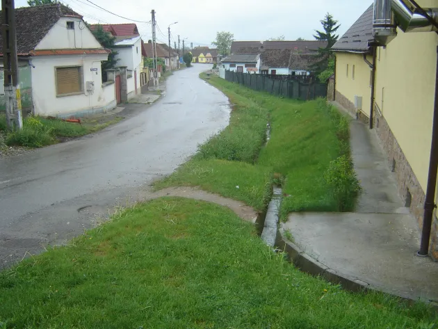 Principalele lucrări de investiţii vizează reţelele de utilităţi şi infrastructura pietonală