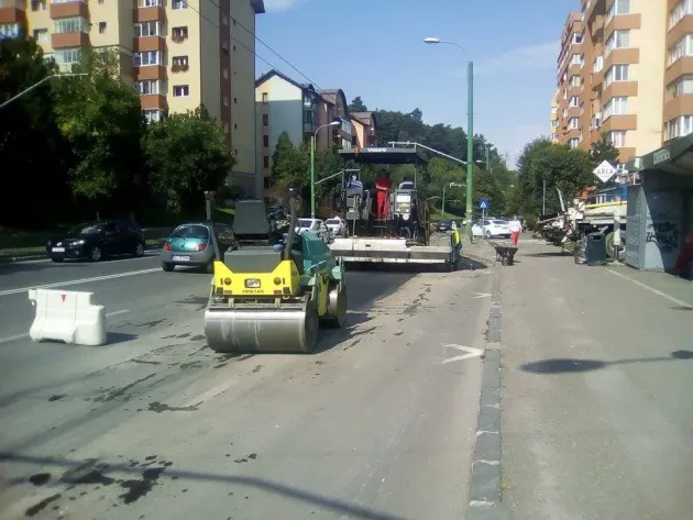 Un milion de lei tăiat de la asfaltări pentru finanţarea secţiunii de funcţionare a Primăriei Braşov