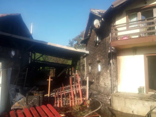 Scurtircuit în magazia de lemne, cauza incendiului din Stupini, în care au ars 3 case şi o maşină