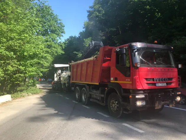 A început plombarea DN 13, în Pădurea Bogăţii