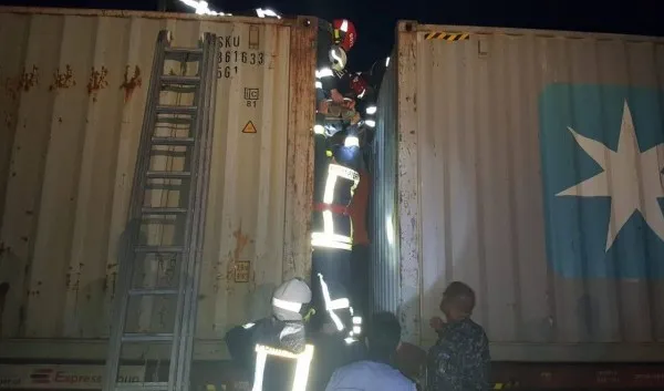 Adolescent electrocutat în timp ce făcea fotografii pe un tren. Jumătate din trup îi este pârjolit