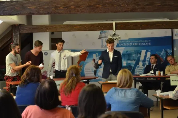 Peste 100 de participanţi la „Tinerii dezbat”