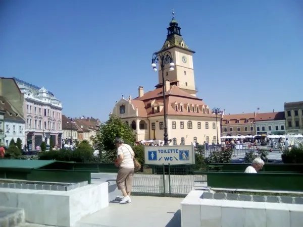 Lucrările de peste 290.000 de lei pentru modernizarea toaletei din Piaţa Sfatului au fost scoase, într-un final, la licitaţie