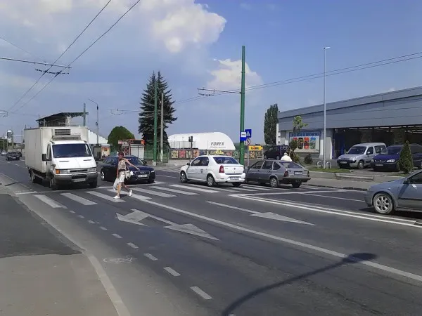 A început montarea semafoarelor la două „zebre” de pe strada 13 Decembrie
