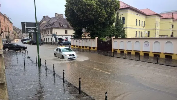 Studii, anchete şi reclamaţii după inundaţia cu „apă galbenă” din Braşovul vechi