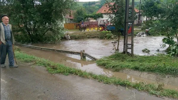 Cod galben de inundaţii pe bazinul râului Olt, alertă pentru vineri şi sâmbătă