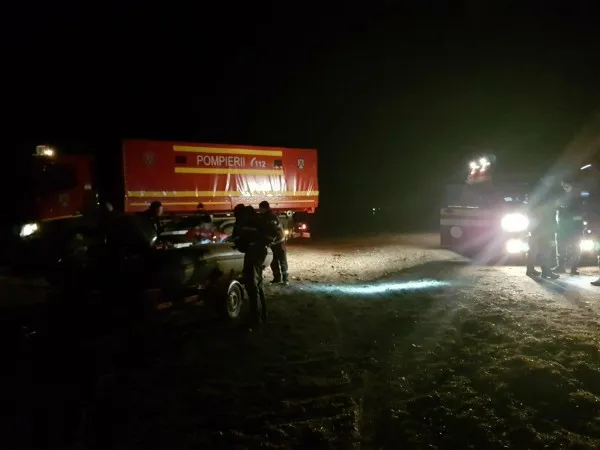 Mobilizare de urgenţă la Mândra, în această noapte. Apele sunt în creştere, câţiva ciobani şi 1.000 de oi în pericol
