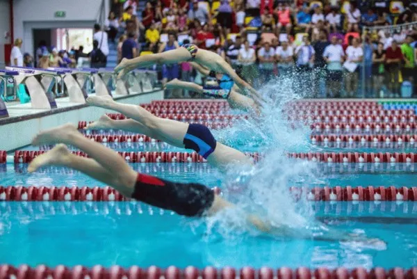 550 de înotători participă la Campionatele Naţionale de copii de la Braşov
