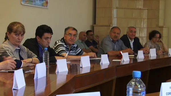 Băncile din staţiile RATV - o nouă problemă a pensionarilor din Braşov. Prea mici sau prea puţine