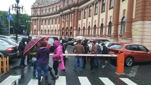 Protestul moțiunii și la Prefectura Braşov.  La Bucureşti au ieşit în stradă şi parlamentari braşoveni din Opoziţie