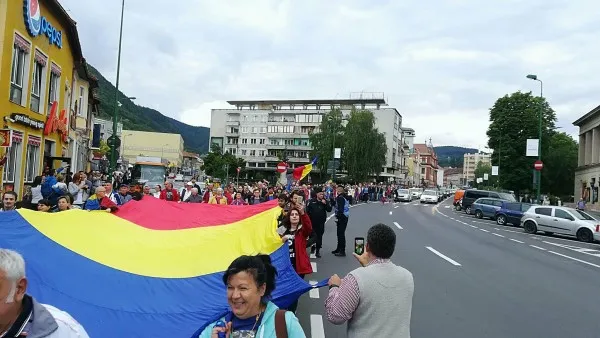 UPDATE. 1.500 de oameni în stradă, în marş către Tractorul