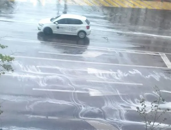 Ploaia cu spumă albă. De ce apare la Bucureşti, Iaşi, Braşov şi Ploieşti