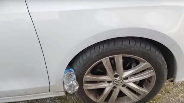 Ce înseamnă atunci când găseşti o sticlă de plastic băgată la roata maşinii