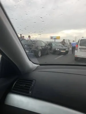 A evitat două maşini tamponate şi a izbit un autobuz parcat