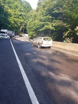 O maşină în flăcări a blocat traficul o oră în Pădurea Bogăţii