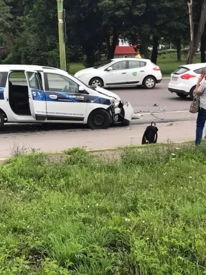Autoturism „împins” de la un TIR la altul