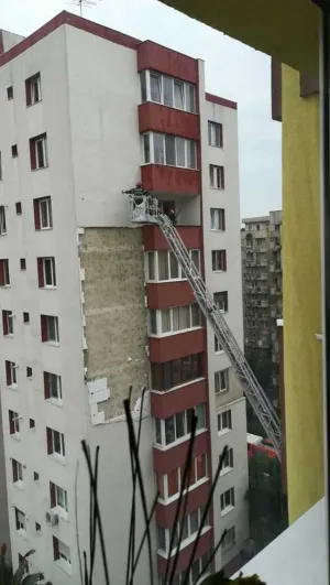 Vânt de le-a „golit” blocul