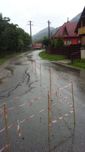Drumul de la Valea Doftanei spre Braşov, rupt de o alunecare de teren