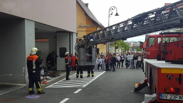 Pompierii pun „în scenă” o intervenţie la Maternitate
