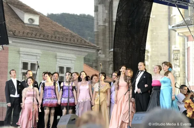 În iulie, artiştii Operei Braşov cântă în aer liber