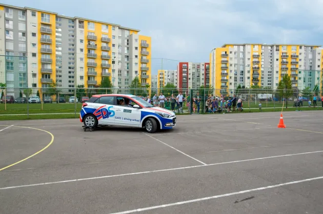 Două zile de lecţii de conducere defensivă în parcarea Coresi