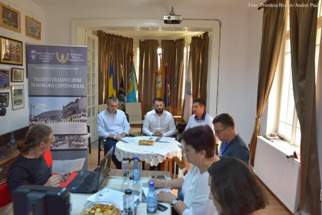 Junii din Braşovechi îşi prezintă obiceiurile pe Dealul Straja