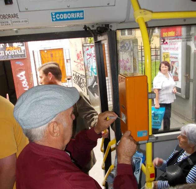 Pentru biletele gratuite de autobuz, pensionarii vor completa o „Declaraţie de consimţământ”