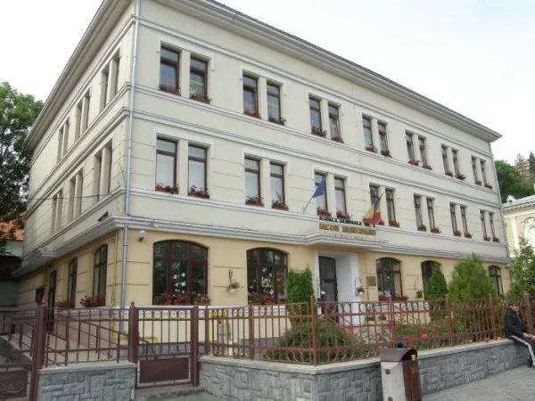 Două şcoli din Braşov şi-au înscris elevi cât pentru trei schimburi