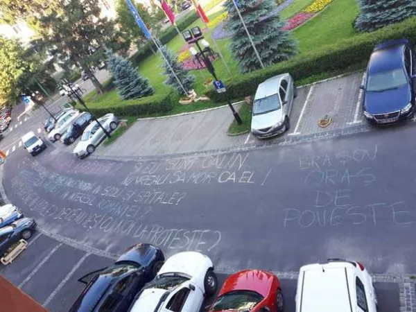 „Şi eu sunt Călin, nu vreau să mor ca el!”. Mesaje de protest scrise pe asfalt în fața Prefecturii Brașov