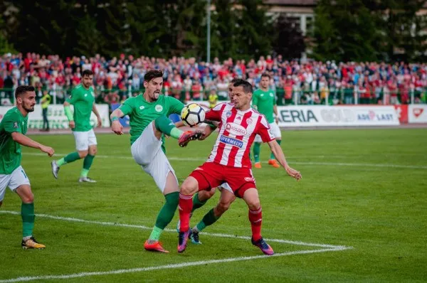 Un deceniu de Liga I ... şi multe urme de crampoane
