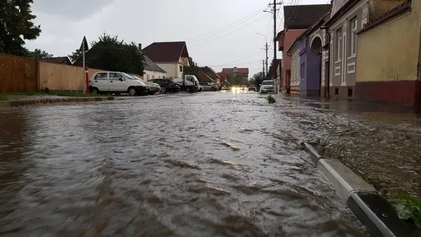 Ploile aduc din nou probleme. Pâraie în loc de străzi prin Codlea şi sate din Ţara Făgăraşului. Case şi curţi inundate