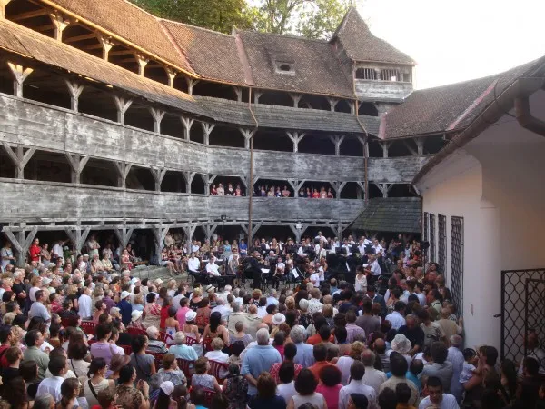 Artiştii Operei cântă la Bastionul Ţesătorilor, duminică