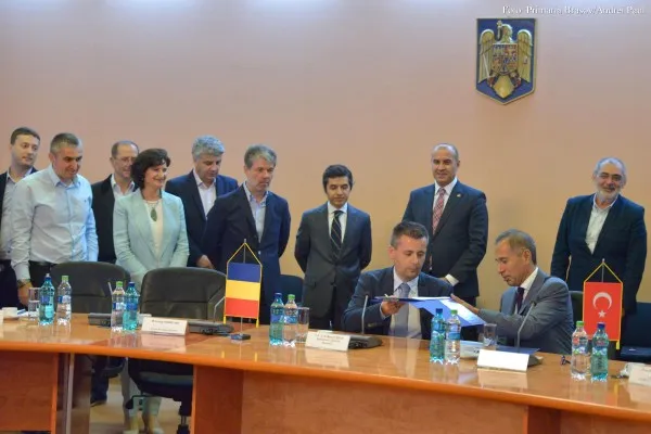 Ambasadorul Turciei a venit la Braşov pentru semnarea contractului de 25 de milioane de euro pentru cele 105 autobuze care vor intra din toamnă în flota RATBV