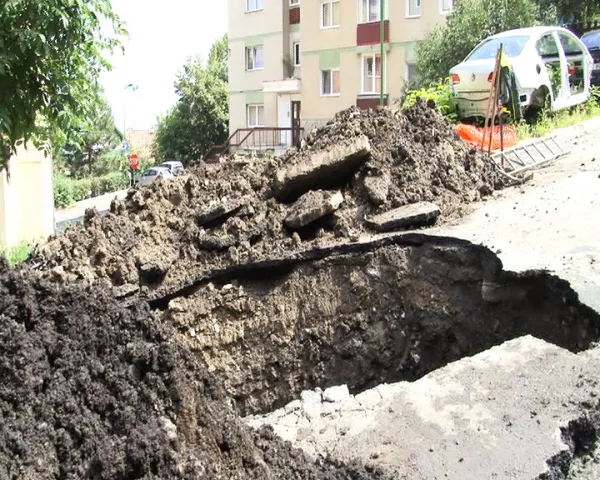 Magistrala de apă care alimentează Scheiul a cedat, presiunea uriaşă fisurând strada Matei Basarab
