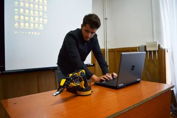 Elevii Colegiului „Transilvania” s-au întors din Franţa cu un robot făcut de ei