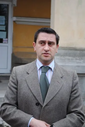 Caşcaval mucegăit pe rafturi, într-un magazin din Noua