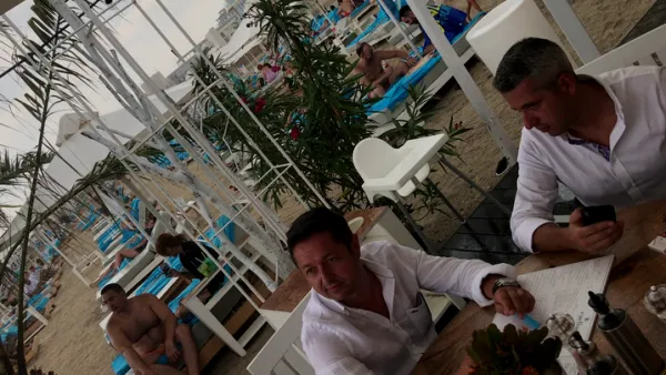 Dunca pozează în miliardar la mare. Braşovul, plin de mesaje anti-PSD