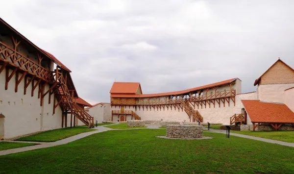 Reconstruită aproape de la zero, Cetatea Feldioara îşi va deschide larg porţile la 1 august