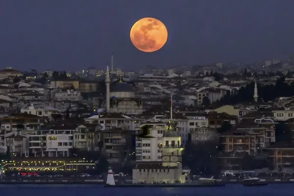Luna Sângerie, vizibilă şi de la Braşov în noaptea de 27 iulie, dacă va fi senin