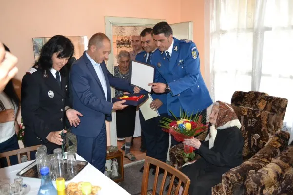 Opt braşoveni „de-o vârstă cu ţara” au primit Drapelul Naţional