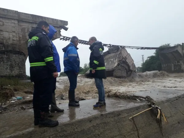 Prefectura Braşov a refăcut lista de lucrări necesare în localităţile inundate
