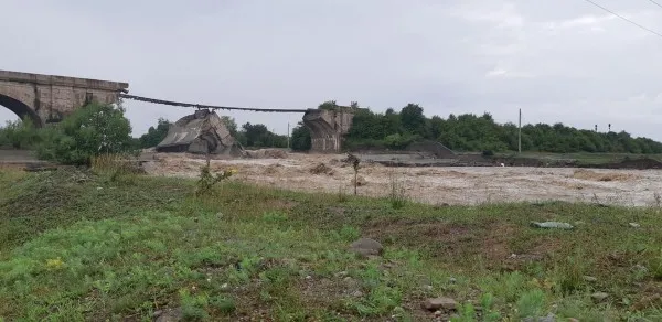 Podul de la Budila ar putea rămâne doar „prins în ape”  