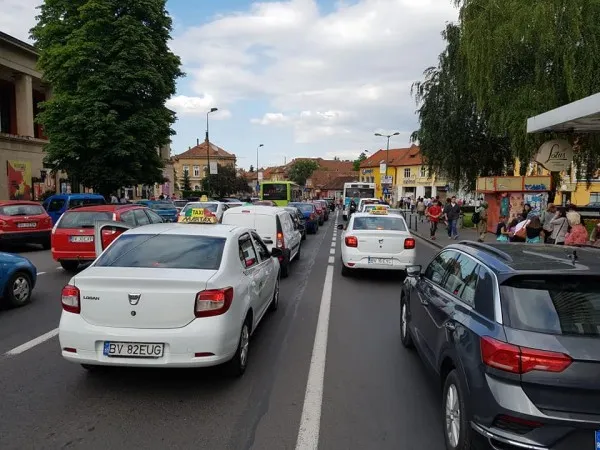 Încet, încet pe trecerea de pietoni. Protest „a la Cluj” şi la Braşov